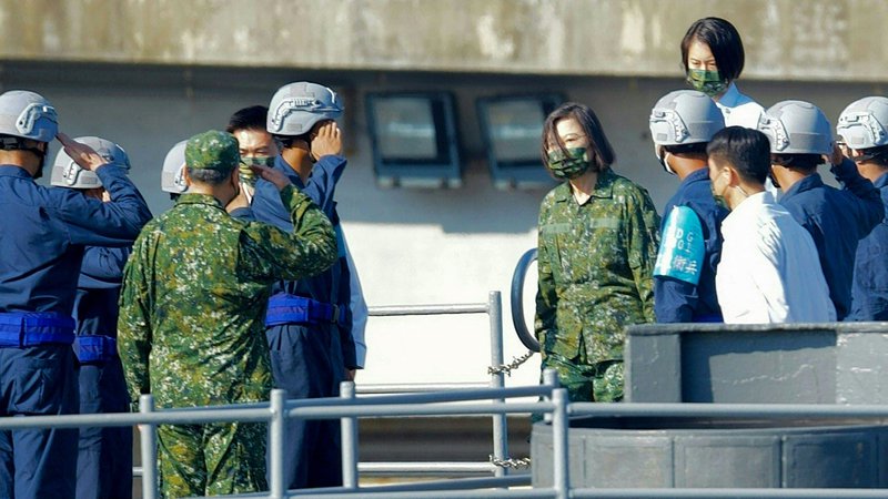 Fotografija: Tajvanska predsednica Tsai Ing-wen je danes opazovala vajo vojaške mornarice. FOTO: Sam Yeh/AFP
