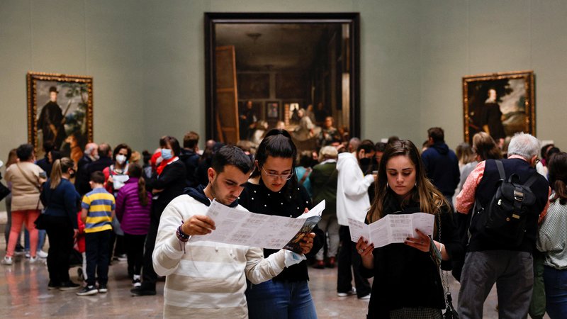 Fotografija: Kulturne bone bodo mladi lahko porabili tudi za obisk muzejev. Na fotografiji je madridska pinakoteka Prado. FOTO: Susana Vera/Reuters
