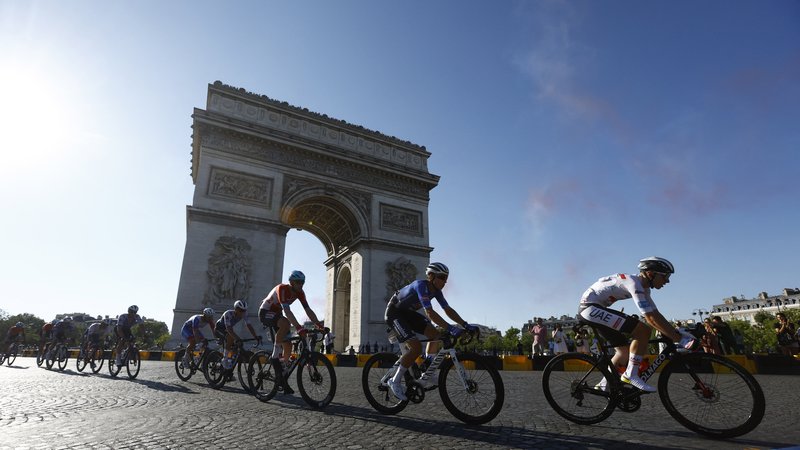 Fotografija: Najboljši svetovni kolesarji po tradiciji redno obiščejo tudi pariški Slavolok zmage. FOTO: Gonzalo Fuentes/Reuters
