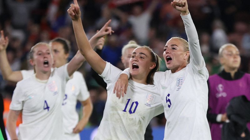 Fotografija: Angležinje so se takole veselile zmage nad Švedinjami. FOTO: Molly Darlington/Reuters
