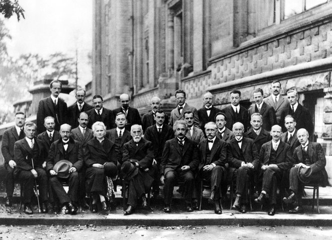 Udeleženci pete Solvyjeve konference leta 1927. FOTO: Benjamin Couprie/International De Physique Solvay/wikicommons
