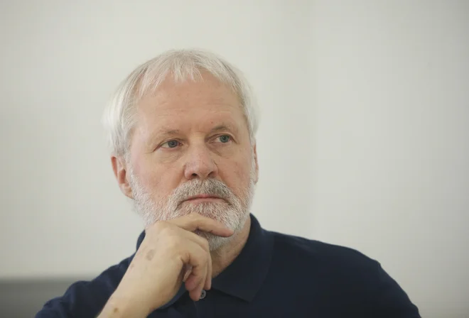 Dr. Zdenko Kodelja med drugim proučuje, kako kazni vplivajo na pojav nasilja v šolah. FOTO: Jože Suhadolnik
