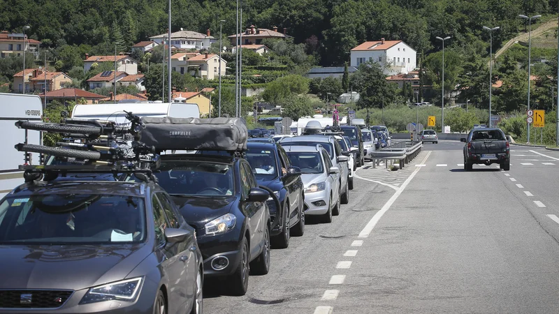 Fotografija: Hitra cesta Koper-Dragonja naj bi slovenski del Istre nekoč razbremenila tranzitnega prometa iz notranjosti države in Italije proti Hrvaški. FOTO: Jože Suhadolnik/Delo
