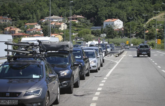 Hitra cesta Koper-Dragonja naj bi slovenski del Istre nekoč razbremenila tranzitnega prometa iz notranjosti države in Italije proti Hrvaški. FOTO: Jože Suhadolnik/Delo
