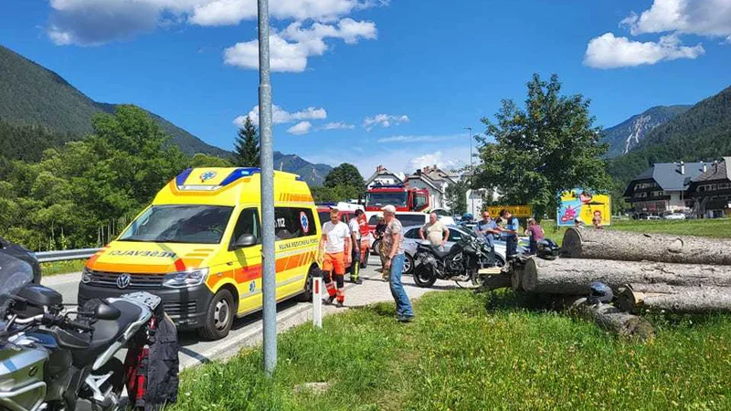 Fotografija: V torek sta v Kranjski Gori trčila osebno vozilo in motoristka, ta se je huje poškodovala. FOTO: PGD Kranjska Gora