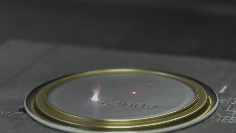 Fotografija: Laserji se v industriji najpogosteje uporabljajo za vtiskovanje edinstvenih identifikacijskih oznak na sestavne dele in končne izdelke.

FOTO: Uroš Hočevar
