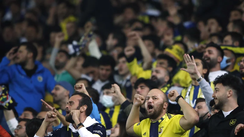 Fotografija: Pričakovati je, da bodo odgovorni pri Evropski nogometni zvezi (UEFA) ukrepali in kaznovali navijače Fenerbahčeja. FOTO: Umit Bektas/Reuters
