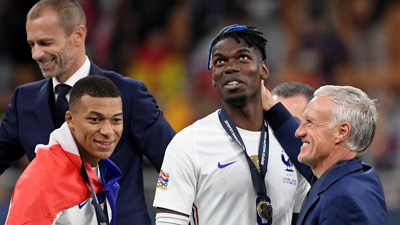 Fotografija: Paul Pogba (drugi z desne, levo Aleksander Čeferin, Kylian Mbappe, desno Didier Deschamps) je bil del šampionske Francije na mundialu v Rusiji 2018 in v zadnji Uefini ligi narodov. FOTO: Alberto Lingria/Reuters
