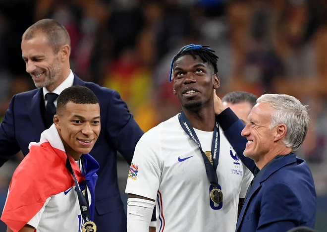 Paul Pogba (drugi z desne, levo Aleksander Čeferin, Kylian Mbappe, desno Didier Deschamps) je bil del šampionske Francije na mundialu v Rusiji 2018 in v zadnji Uefini ligi narodov. FOTO: Alberto Lingria/Reuters
