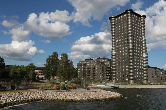 Na otoku rastejo nove, moderne stanovanjske soseske za visoki srednji razred. FOTO: Jože Pojbič

