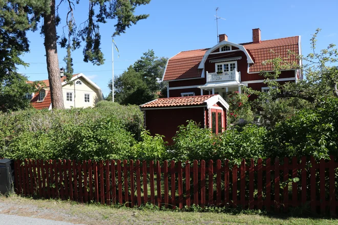 Takoj po izgradnji mostu na otok so tu začele rasti počitniške in stanovanjske hiše premožnih Stockholmčanov, ki so dobro ohranjene in dosegajo visoke vrednosti. FOTO: Jože Pojbič
