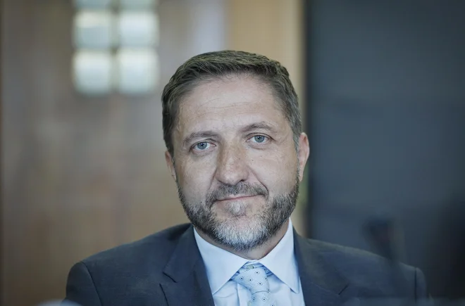 Odločitve, sprejete na današnji seji, je&nbsp;predstavil tudi minister za finance Klemen Boštjančič.&nbsp;FOTO: Jože Suhadolnik/Delo
