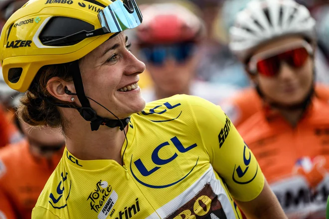 Trenutn ov rumeni majici Rogličeva sotekmovalka iz Jumbo VIsme Marianne Vos. FOTO: Jeff Pachoud Afp
