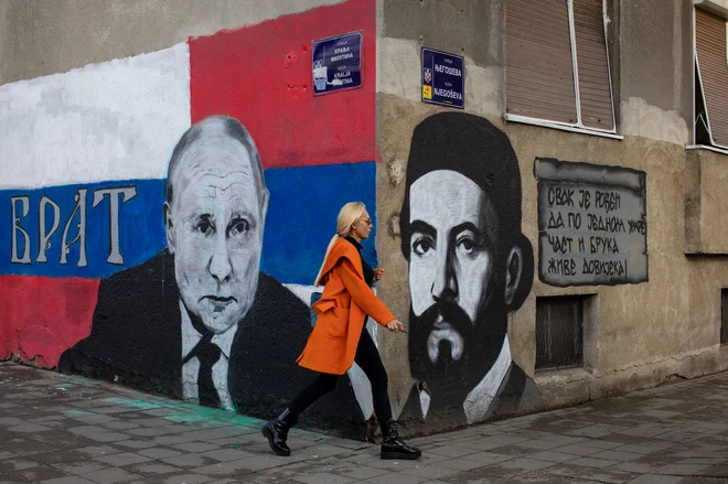 Portret Vladimirja Putina v središču Beograda poleg ruske in srbske zastave krasi še napis &raquo;brat&laquo; v cirilici.

Foto Voranc Vogel
