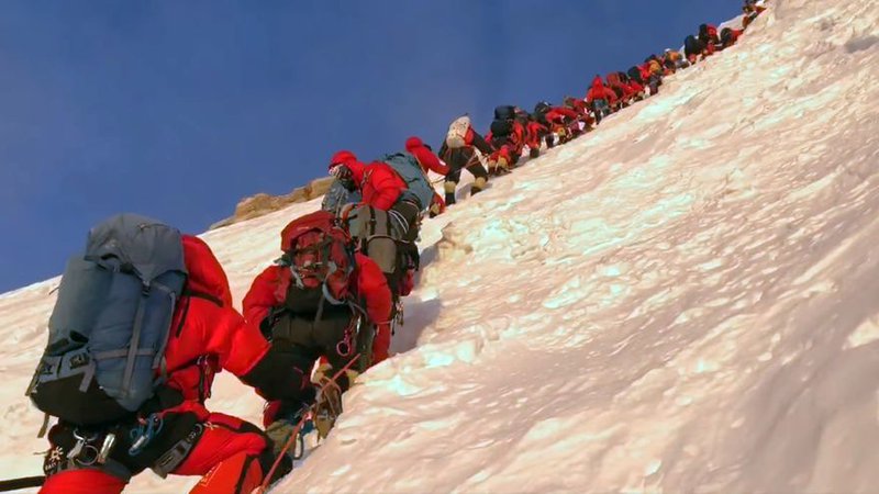 Fotografija: Z najstrašnejšega dela pristopa na K2 so te dni prišli posnetki z družbenih omrežij, ki prikazujejo dolgo vrsto, ki se vije proti vrhu. FOTO: facebook/Mingma G.
