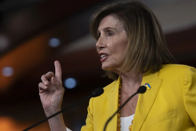Bela hiša je Nancy Pelosi med vrsticami sporočala, naj ne potuje na Tajvan. Pentagon pa je zagotovil, da bo poskrbel za varnost njenega potovanja. FOTO: Nathan Howard/AFP
