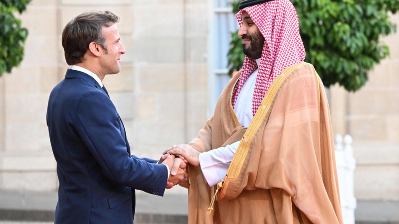 Fotografija: Emmanuel Macron in Mohammed bin Salman v Parizu. FOTO: Bertrand Guay/AFP
