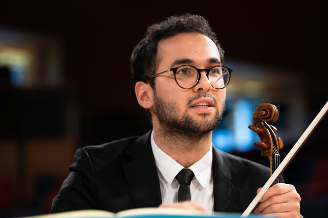 »Glasba je izhodišče za razpravo in povezovanje,« meni Samir Obaido, palestinski violinist v Orkestru Zahodno-vzhodni divan. Foto Peter Adamik
