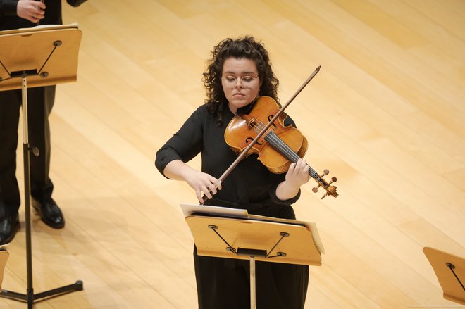 »Orkester je za nas varen prostor,« je povedala Katrin Spiegel, izraelska violistka v Orkestru Zahodno-vzhodni divan. Foto Peter Adamik
