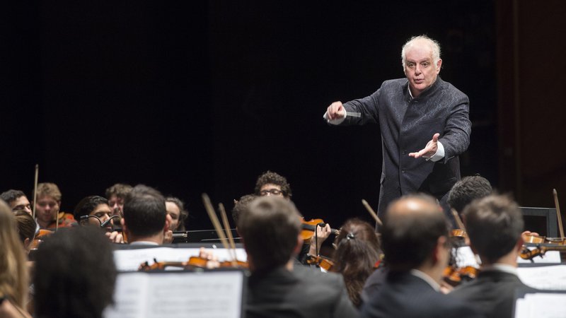 Fotografija: Maestro Daniel Barenboim si je orkester zamislil kot projekt, ki vrača v družbo humanost. Foto Monika Ritterhaus
