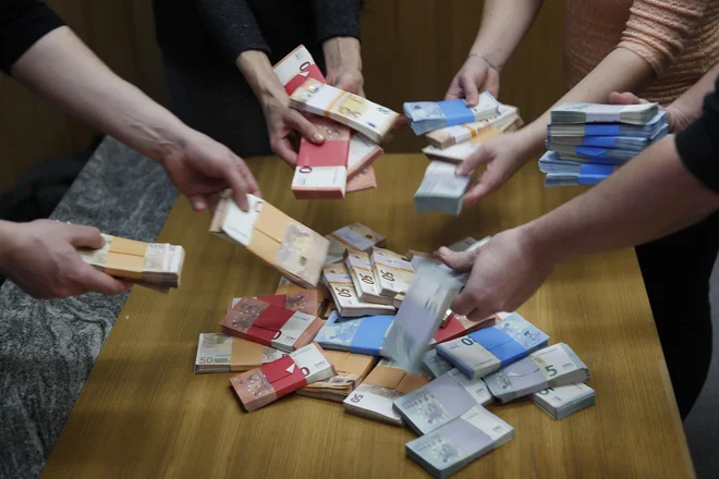 Visoka inflacija pomeni razvrednotenje kupne moči denarja. FOTO: Leon Vidic/Delo
