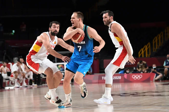 Klemen Prepelič in Marc Gasol FOTO: Aris Messinis/AFP
