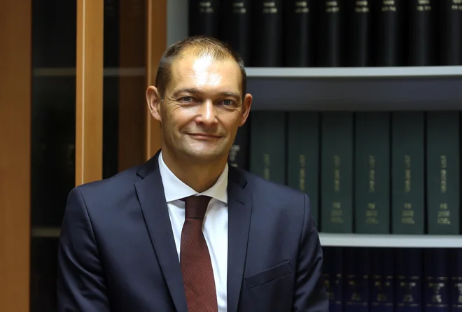 Jurij Groznik, generalni državni pravobranilec, se sprašuje o smiselnosti neodvisne komisije, ki vsebinsko presoja ustreznost kandidata za generalnega državnega odvetnika in višjih državnih odvetnikov, če vlada te presoje ne upošteva. FOTO: Blaž Samec/Delo