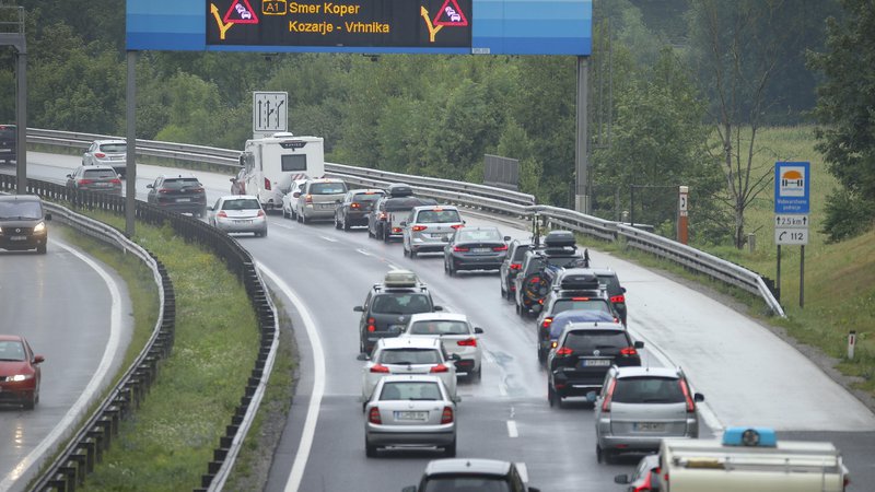 Fotografija: Ob začetku počitnic v nekaterih državah tudi na slovenskih cestah ne preseneča močno povečan promet. FOTO: Jože Suhadolnik/Delo
