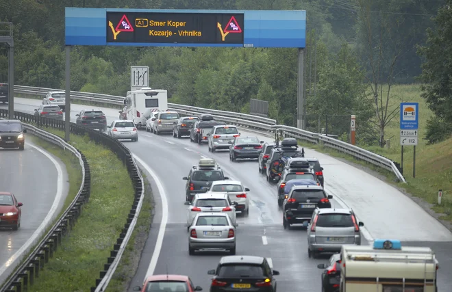 Ob začetku počitnic v nekaterih državah tudi na slovenskih cestah ne preseneča močno povečan promet. FOTO: Jože Suhadolnik/Delo