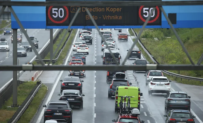 V prometnoinformacijskem centru voznike opozarjajo tudi na bolj obremenjeno ljubljansko obvoznico. FOTO: Jože Suhadolnik
