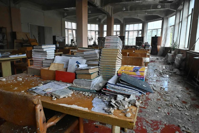 Razdejanje po ruskem obstreljevanju. FOTO: Sergey Bobok/AFP
