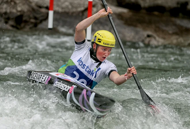 Evi Alini Hočevar je zmanjkalo 88 stotink za preboj v finalno vožnjo desetih najboljših kanuist na svetu, osvojila je 12. mesto. FOTO: Blaž Samec/Delo
