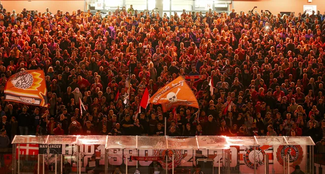 Na Jesenicah bi si želeli tudi v novi sezoni takšno vzdušje, kot je bilo nazadnje v finalu alpske lige z Asiagom.&nbsp;FOTO:&nbsp;Jože Suhadolnik/Delo
