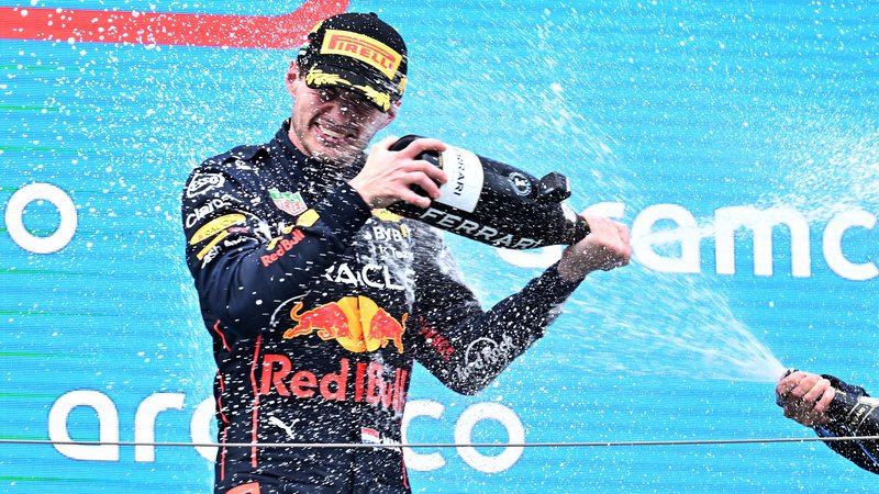 Fotografija: Max Verstappen je v šampanjski prhi užival tudi po dirki na Hungaroringu. FOTO: Attila Kisbenedek/AFP
