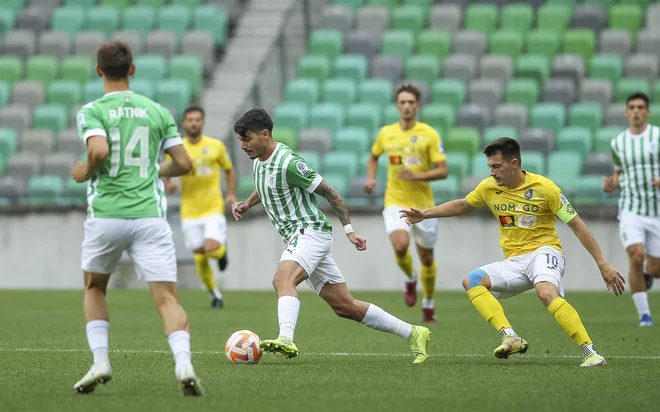 Olimpiji je zasluženo pripadel mestni derbi, ki ga je z odlično predstavo zaznamoval tudi Argentinec Augustine Doffo (z žogo). FOTO: Jože Suhadolnik/Delo