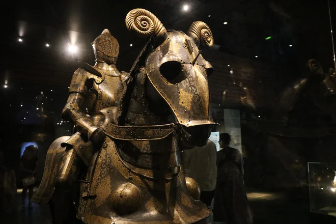 V Kraljevi orožarni so na ogled oprema in predmeti vseh švedskih kraljev skozi petsto let obstoja kraljevine. FOTO: Jože Pojbič
