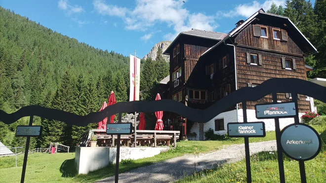 V koči Erlacherhaus ponujajo tudi lokalno pridelano hrano. FOTO: Mitja Felc
