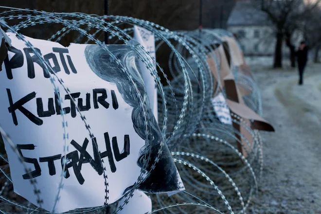 Solidarnost in vključujoča družba sta principa, ki pomenita odmik od rezilne žice in ograje na meji. FOTO: Uroš Hočevar/Delo
