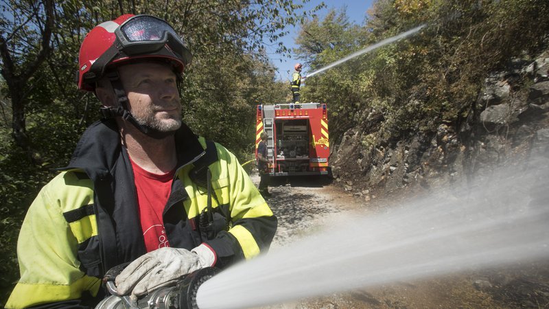 Fotografija: Pri gašenju požara na Krasu je sodelovalo več kot 12.500 gasilcev iz vse države. FOTO: Jure Eržen

