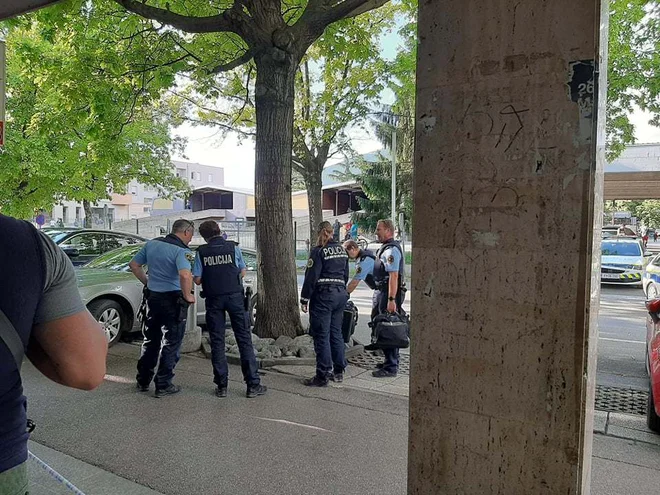 Po streljanju so v enem izmed blokov našli pištolo, skrito med dežniki. FOTO: S. N.
