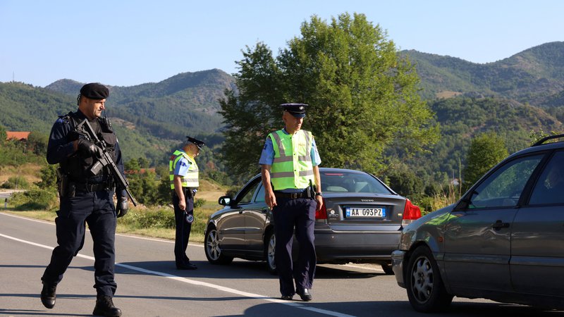 Fotografija: Kosovska policija je te dni zaradi srbskih barikad na severu države v visoki pripravljenosti. FOTO: Stringer/Reuters

