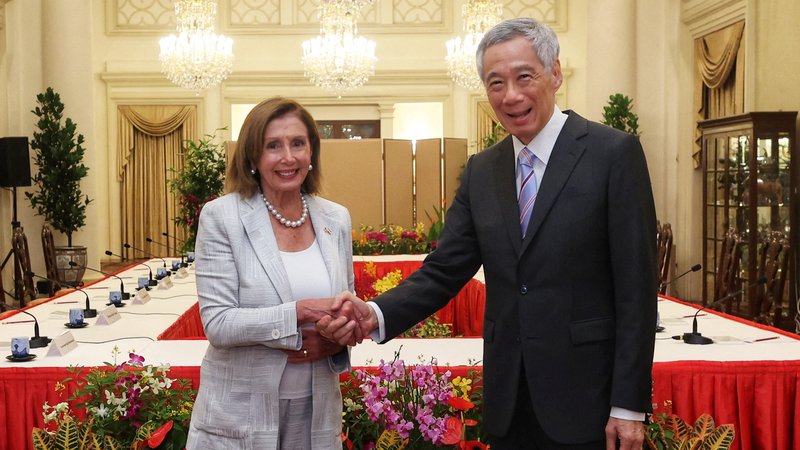 Fotografija: Predsednica ameriškega predstavniškega doma Nancy Pelosi na srečanju s singapurskim predsednikom vlade Lee Hsien Loongom FOTO: Mohd Fyrol/Reuters
