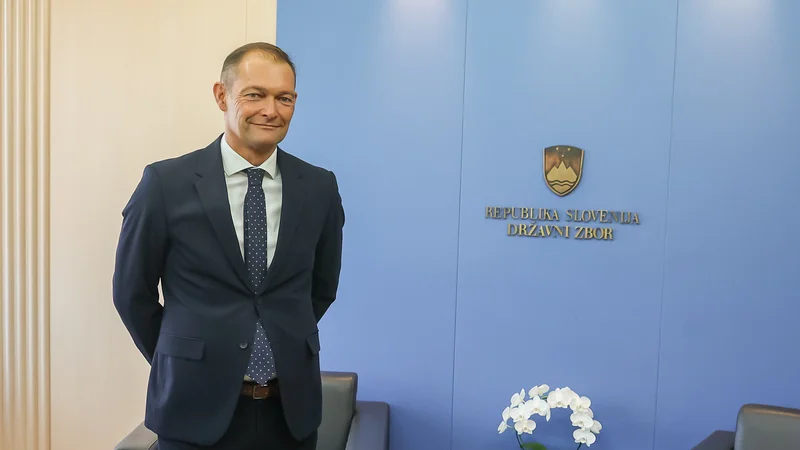 Fotografija: Pravdnik pa je uradnik, vezan na napotke. Na te obvezne napotke se je skliceval tudi g. Groznik, češ, po njih sem se moral ravnati. Foto Črt Piksi