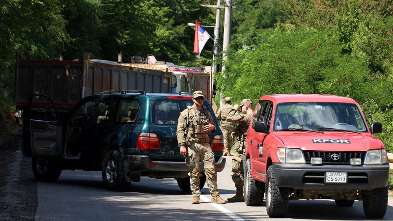 Fotografija: Kosovska oblast namerava začeti uveljavljati nova pravila za prestop meje za kosovske državljane s srbskimi dokumenti in srbskimi registrskimi tablicami. FOTO: Reuters
