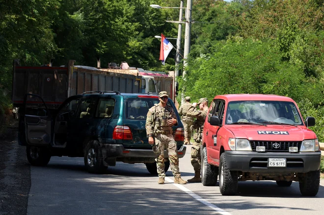 Kosovska oblast namerava začeti uveljavljati nova pravila za prestop meje za kosovske državljane s srbskimi dokumenti in srbskimi registrskimi tablicami. FOTO: Reuters
