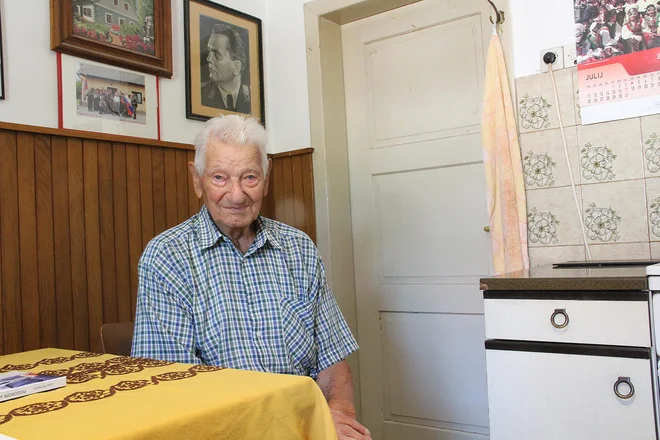 »Če je človek v kondiciji, ne čuti razlike, ko jih ima 50, 60, 70, tudi 80. Seveda delaš, kolikor moraš. A ko sem bil star 90 let oziroma tam blizu, se je pri meni nekaj spremenilo,« pravi Stanko Kušljan. FOTO: Simona Fajfar/Delo