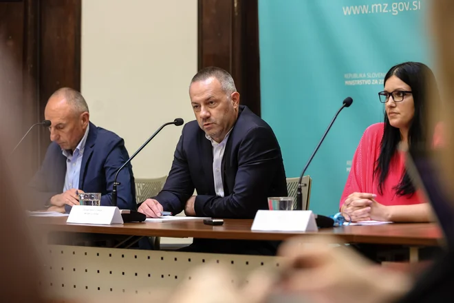 Na novinarski konferenci so spregovorili minister Bešič Loredan, Aleš Šabeder, v. d. direktorja urada za nadzor, kakovost in investicije v zdravstvu, Anita Zakšek, vodja finančne službe ministrstva za zdravje, in Mojca Presečnik,vodja službe za izvajanje kohezijske politike. FOTO: Črt Piksi/Delo
