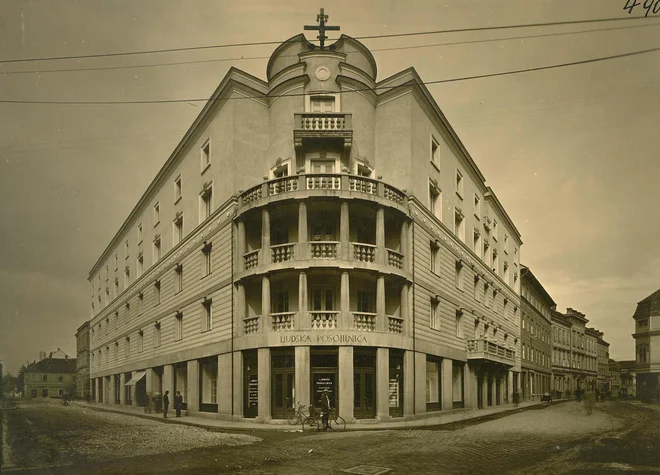Poslopje Ljudske posojilnice kmalu po odprtju leta 1930. Križ so z vrha stavbe odstranili Nemci med drugo svetovno vojno, repliko so na vrh postavili spet leta 1994. FOTO: ZAC/fototeka Pelikan
