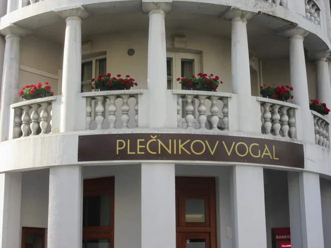 Napis Plečnikov vogal naj bi lastnik, to je podjetje Minis, zamenjal do konca leta. FOTO: Špela Kuralt/Delo
