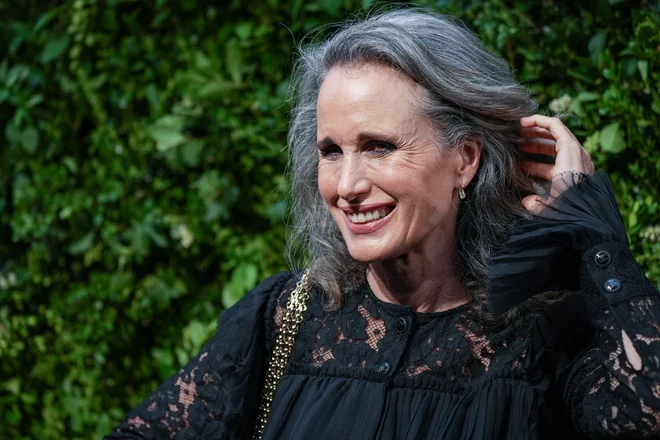 Tudi v filmskem svetu ne manjka zvezdnic, ki po novem prisegajo na naravno barvo las. Na fotografijah Andie MacDowell, Helen Mirren in Judi Dench. FOTO: John Nacion via Reuters Connect

